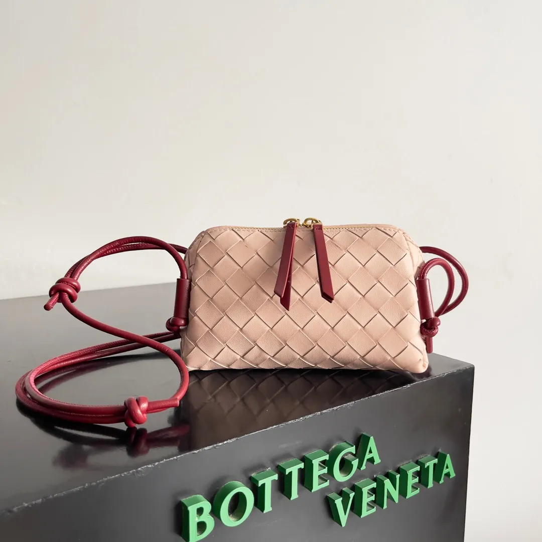 Batch 1360 BV new mini bag ceiling Bottegaveneta new Concert Pouch bag is small and has a large capacity. It can hold the Pro max mobile phone. The shoulder strap is adjustable for cross-body carry. It is very cost-effective to carry on one shoulder. The latest small bag in autumn has a lot of capacity. It can hold 4 short clips. I also tried it and it can hold one of my fists. It is cute, the capacity is touching and the length of the shoulder strap is adjustable for daily commuting. Full score 10 #bv woven bag Style number: 794258 Size: 18.5*11.5*8.5cm